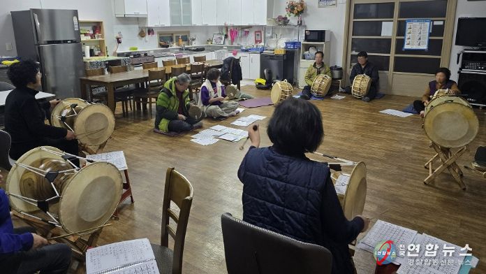 어르신들이 경로당 활성화 프로그램에 참여하는 모습