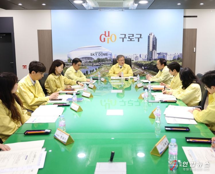 장인홍 구청장(가운데)이 3월 31일 구청 르네상스홀에서 열린 ‘비상경제대책 전담 조직(TF) 회의’에서 대응 방안을 논의하고 있다.