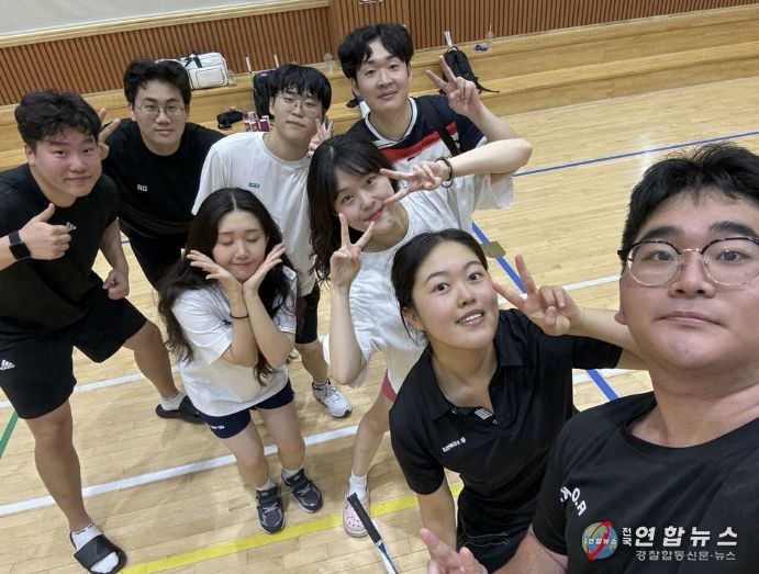 지난해 9월 광명시 청년동 동아리 사업 '아우름(Our Room)'의 운동 동아리 참여자들이 운동 후 기념 사진을 찍고 있는 모습