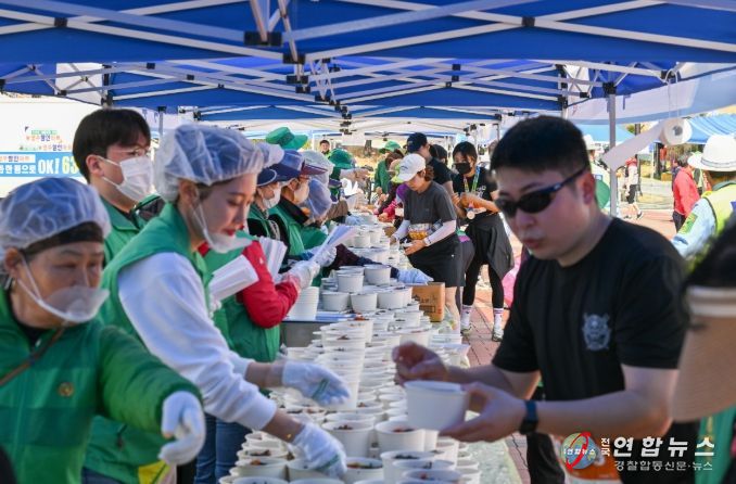 영주시 새마을회가 1만명 분 국수나눔을 하고 있다