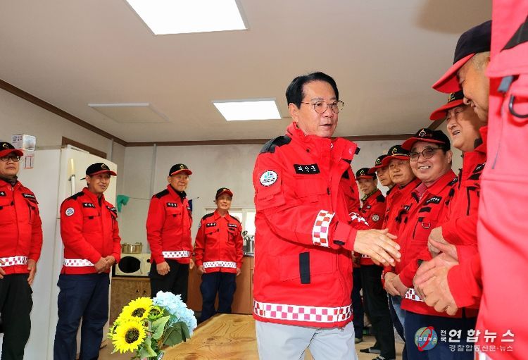 송인헌 괴산군수가 5일 산불대응센터를 점검하고 산림재난대응단을 격려하고 있다.