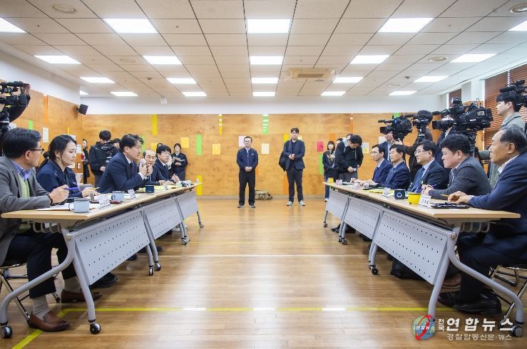 인천 서구청장, 기후부 장관과 종량제봉투 생산 현장 동행 점검