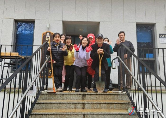 광명시 광명5동 주민자치회는 지난 6일 식목일과 봄을 맞아 너부대공원에서 영산홍 심기 행사를 진행했다.