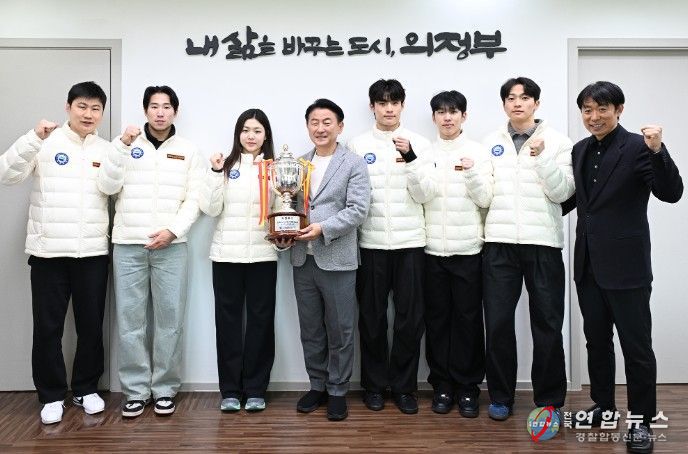 4월 7일 의정부시청 빙상팀이 시장실을 방문해 기념촬영을 하고 있다.