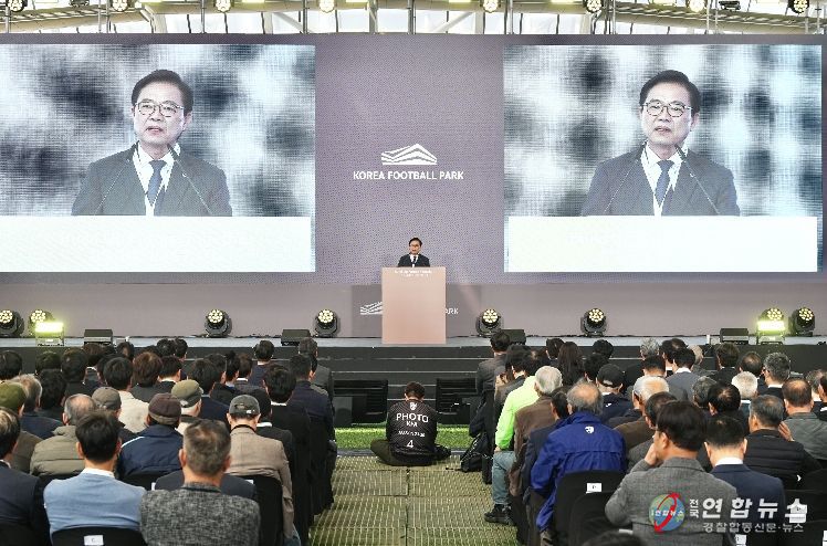 7일 천안시 코리아풋볼파크 개관식에서 김석필 천안시장 권한대행 부시장과 김태흠 충남도지사, 정몽규 대한축구협회 회장 등 주요 참석자들이 기념촬영을 하고 있다.