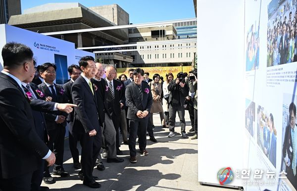 오세훈 서울시장이 7일(화) 열린 「제62회 한국보도사진전: 오늘의 보도사진, 내일의 역사가 되다」에서 전시를 관람하고 있다.