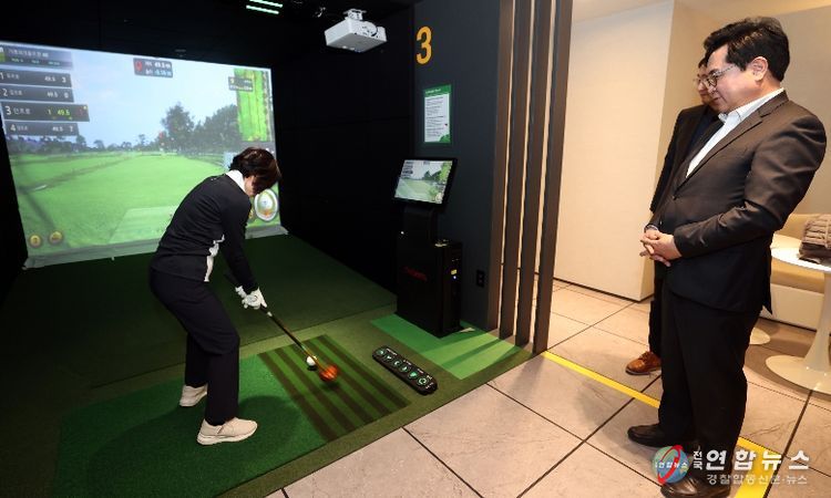 박일하 동작구청장이 지난 3일 상도역 스크린파크골프 스테이션을 방문해 주민의 이용 모습을 살펴보고 있다.