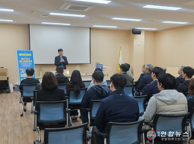 지난 9일, 한국농어촌공사 청양지사를 찾아 임직원들을 대상으로 고향사랑기부제 홍보를 진행하고 있다.