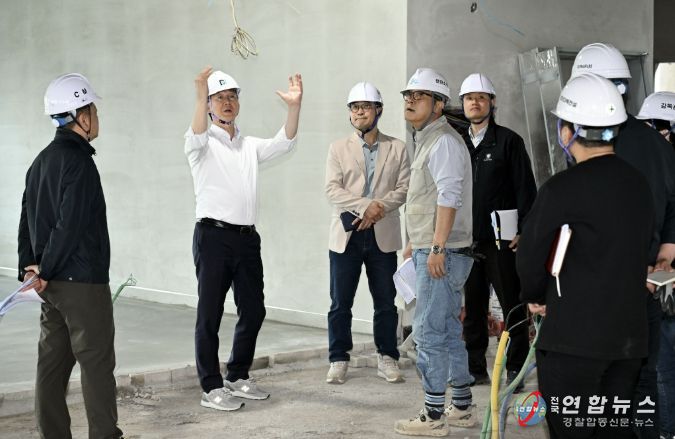 이민근 안산시장(왼쪽 두번째) 14일 '안산 공동체 복합시설' 건립공사 현장을 방문해 사업진행 상황과 안전관리 실태를 점검하고 있다.