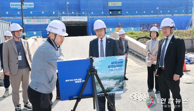 김관영 전북특별자치도지사가 15일 세계서예비엔날레관, 도립국악원, 전주 MICE복합단지 등 전주 지역 문화·관광 분야 핵심 인프라 구축 현장을 찾아 사업 추진 현황과 향후 운영 방향을 살피고 있다