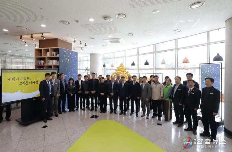 천창수 교육감과 부서장, 노동조합 대표들이 15일 울산교육청 책마루에서 열린 '세월호 참사 12주기 추모 행사'에 참석해 기념사진을 찍고있다