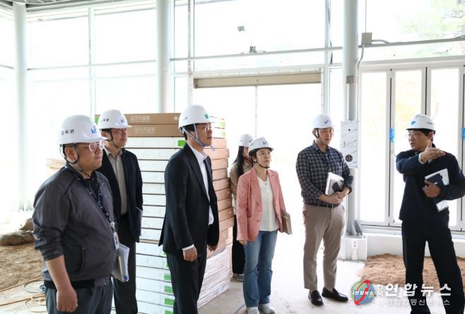 전상욱 청양부군수가 사업 추진상황에 대한 설명과 함께 현장을 점검하고 있다.