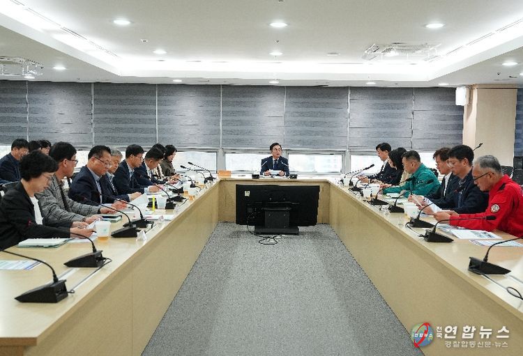 1. 김석필 천안시장 권한대행 부시장이 16일 오전 시청 대회의실에서 4급 이상 간부 공무원들이 참석한 가운데 ‘고유가 피해지원금’의 신속한 지급과 민생 안정 대책을 논의하고 있다.